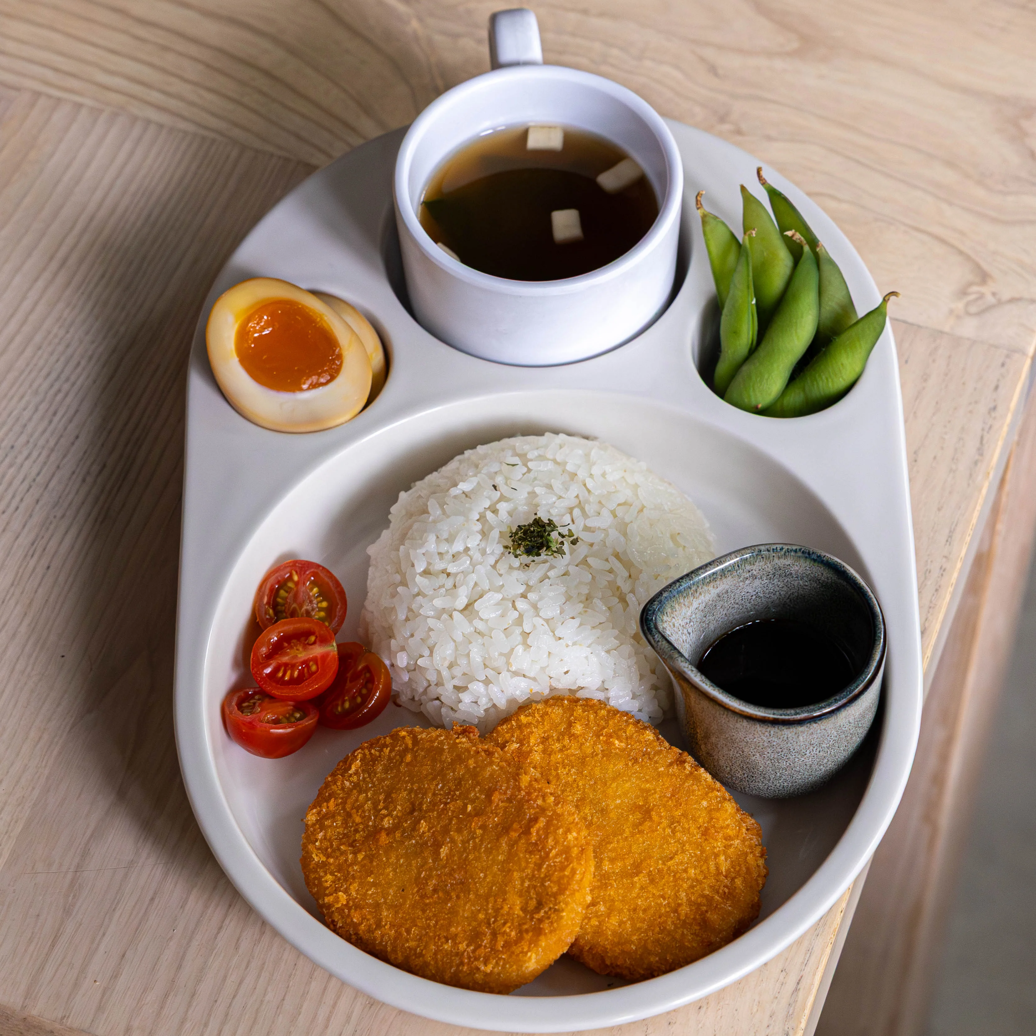 Assiette curry trieur blanche par Yota Kakuda ⋅ Nakazen - Image 2