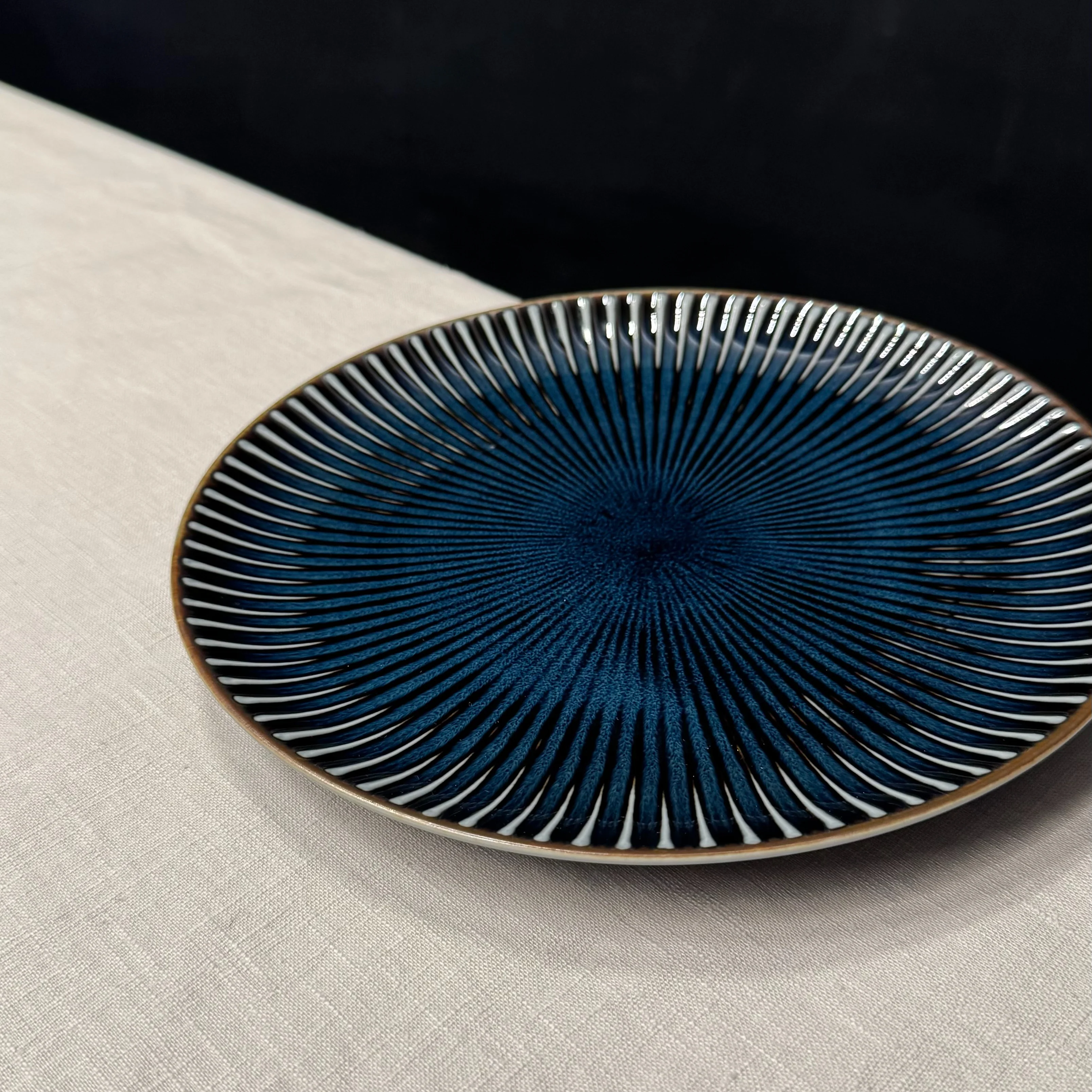 Assiette bleu nuit striée Ø 240mm ⋅ Sopha - Image 2