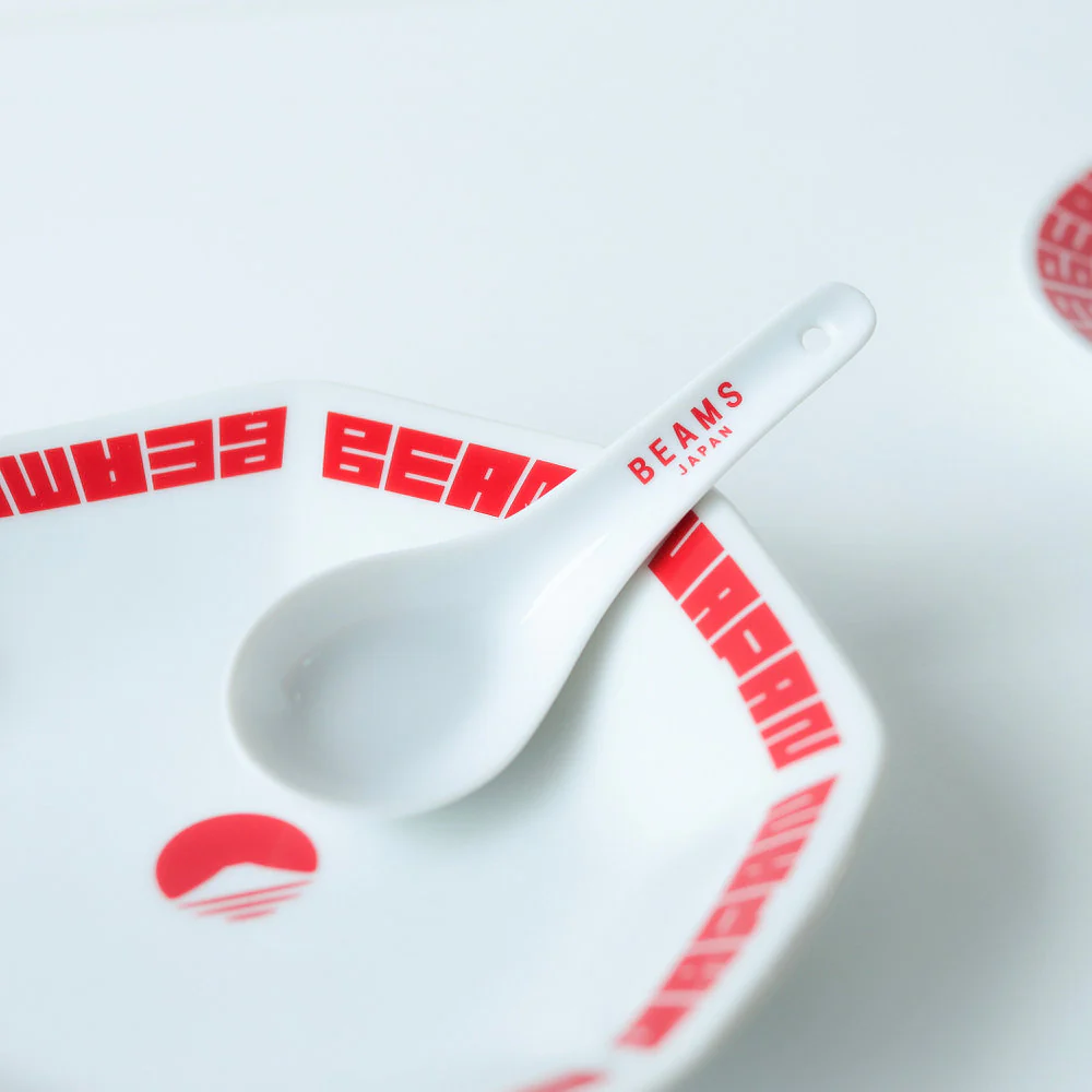 Assiette octogonale logo rouge ⋅ BEAMS JAPAN