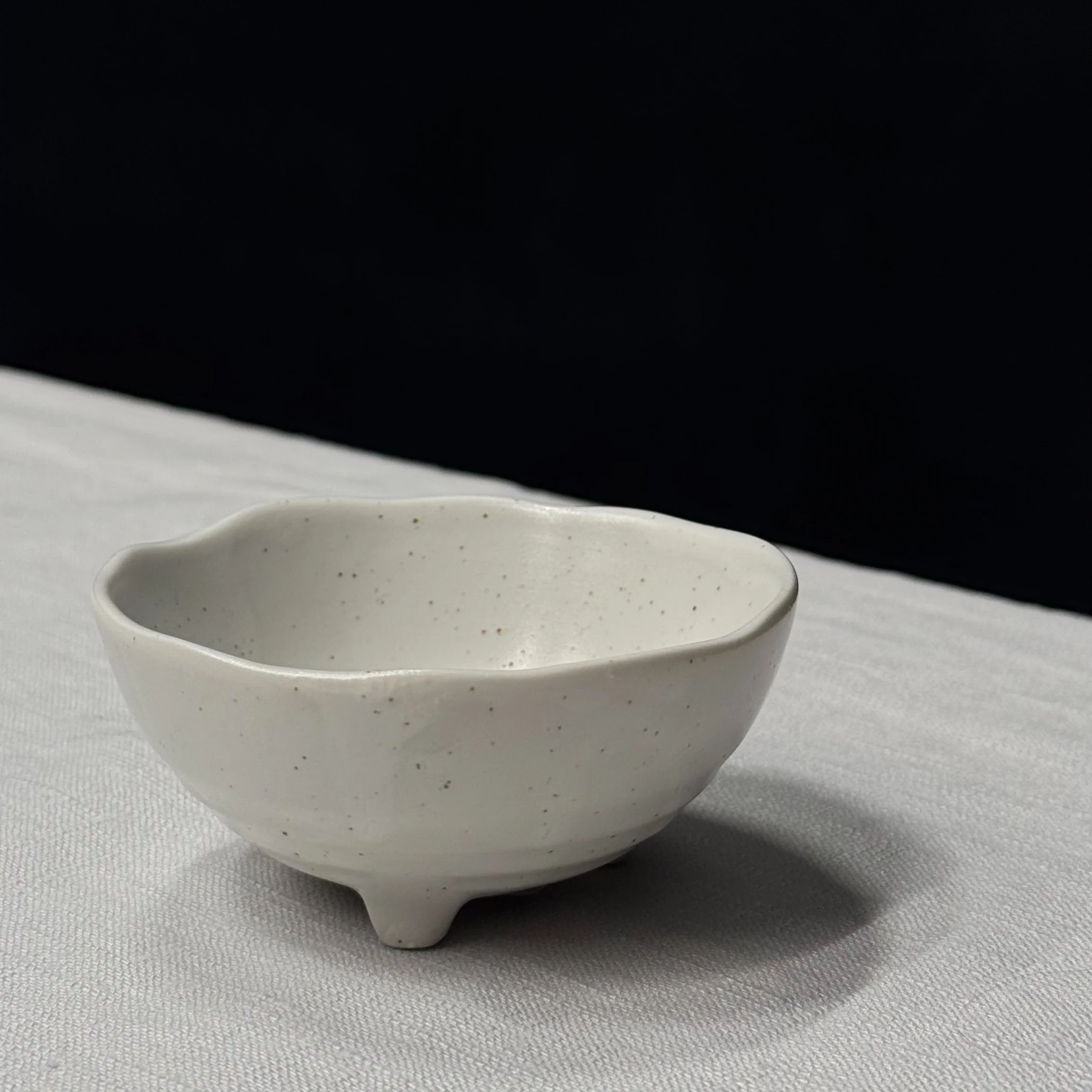 Coupelle céramique karatsu blanche tachetée Ø 84mm ⋅ Minnano Souko - Image 3